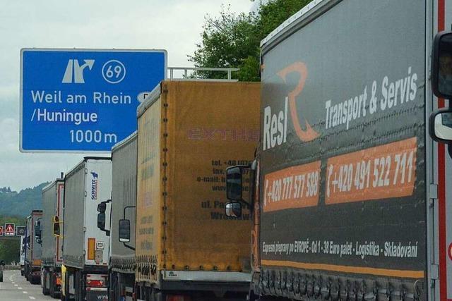 Lastwagenstau vor den Autobahngrenzbergngen in Weil und Rheinfelden