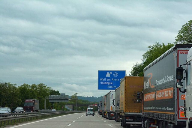 Immer wieder staut es sich vor dem Autobahnzoll bei den Lastwagen (Symbolbild).  | Foto: Hannes Lauber