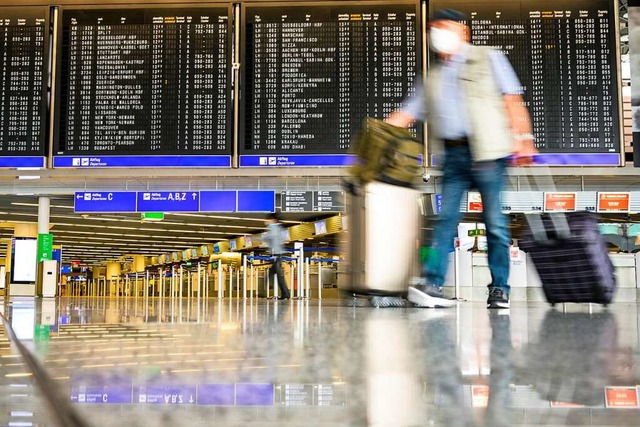 Urlauber am Frankfurter Flughafen  | Foto: Andreas Arnold (dpa)