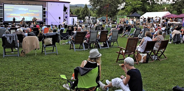 Bei lauen Abendtemperaturen genossen i...beim Sommernachtskino in Oberrotweil.   | Foto: Eva Buchholz