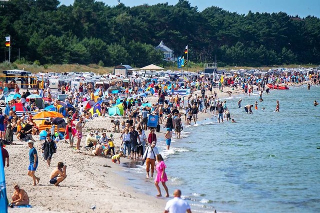 Die Menschen haben das Leutetreffen na...st und sind in Strand- und Feierlaune.  | Foto: Stefan Sauer (dpa)