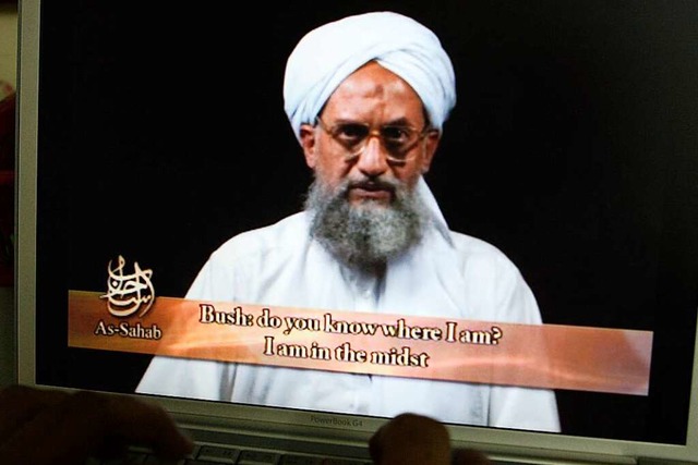 Aiman al-Sawahiri von der Terrororgani...spielte DVD einer Al-Sahab-Produktion.  | Foto: B.K. Bangash (dpa)