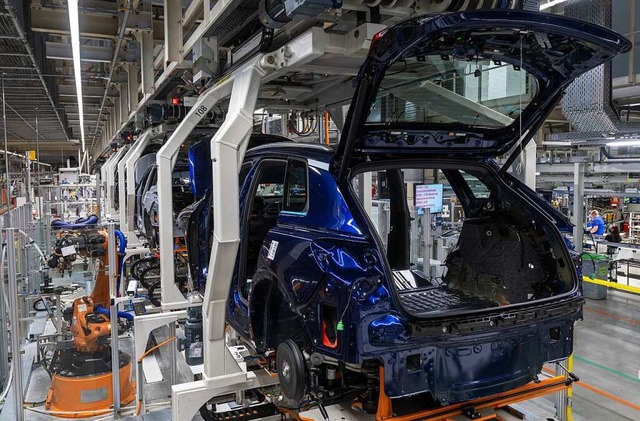 Der Autobau ist ein wichtiger deutscher Wirtschaftszweig.   | Foto: Hendrik Schmidt (dpa)