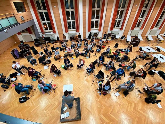 Stadtmusik Lffingen bei der Probe fr...fhrung von Carl Orffs Carmina Burana.  | Foto: Stadtmusik Lffingen