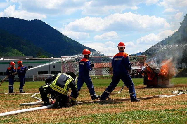 Die Jugendfeuerwehr demonstrierte, das... einen Brand fachgerecht lschen kann.  | Foto: Horst Dauenhauer