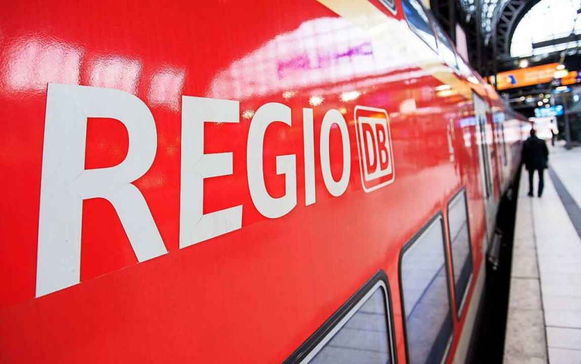 Im Regionalzug von Offenburg nach Freiburg kam es zu bergriffen.  | Foto: Daniel Bockwoldt (dpa)