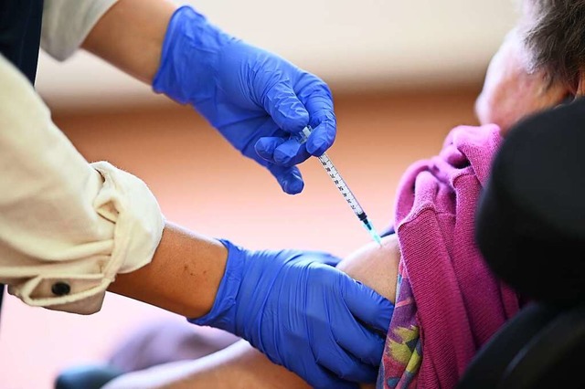 Ein Heimbewohner wird geimpft (Symbolbild).  | Foto: Felix Kstle (dpa)