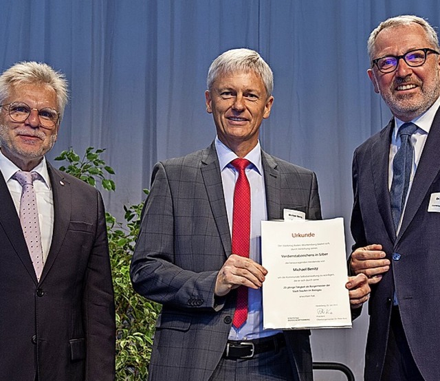 <BZ-FotoAnlauf>Ehrung beim Stdtetag: ...z (rechts) gratulieren Michael Benitz.  | Foto: Reiner Pfisterer