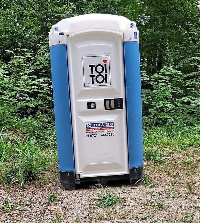 Ein bisschen schief steht die Waldtoilette.   | Foto: Heinz und Monika Vollmar