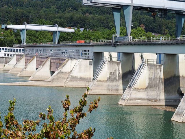 Im Rheinkraftwerk Bad Sckingen fliet viel weniger Wasser, als normal.  | Foto: Hans Christof Wagner