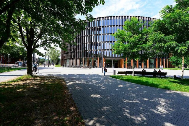 Das neue Freiburger Rathaus im Stadtte...n Winter- auf Sommerbetrieb umstellen.  | Foto: Ingo Schneider