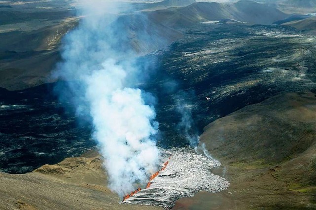 Eine Luftaufnahme zeigt die Aktivitt des Vulkans Fagradalsfjall.  | Foto: Ernir Snaer (dpa)
