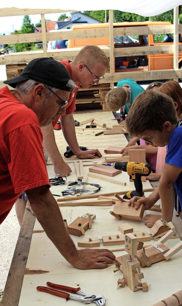 Beim Basteln mit Holz ging es technisch zur Sache.   | Foto: Reiner Beschorner