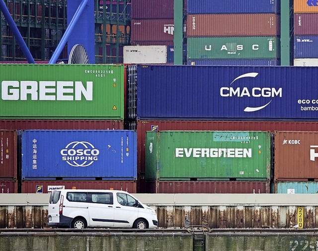 Container sind das Symbol fr den inte...22; hier ein Bild vom Hamburger Hafen.  | Foto: Julian Weber (dpa)