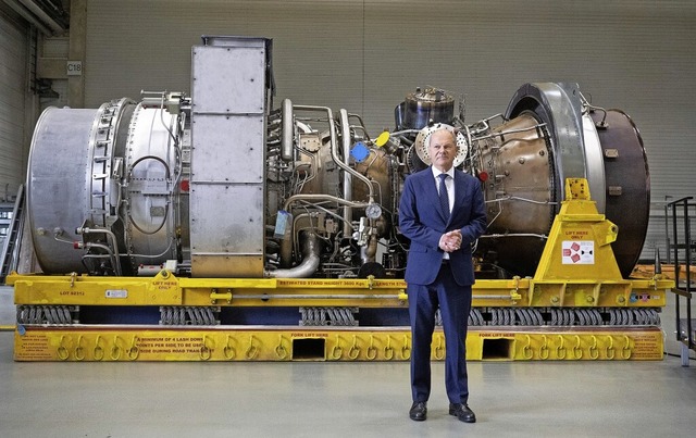 Bundeskanzler Olaf Scholz vor der Turbine fr die Gas-Pipeline   | Foto: Bernd Thissen (dpa)