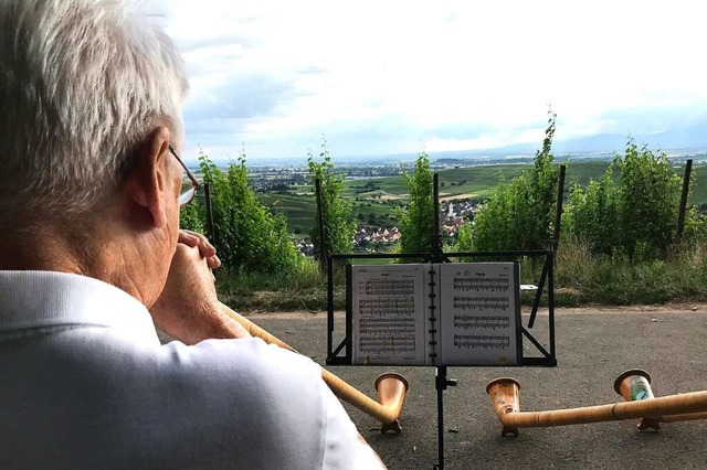 Musik machen mit Ausblick: Bei ihren P...eckentler Alphornblser in die Ferne.  | Foto: Michael Drfler