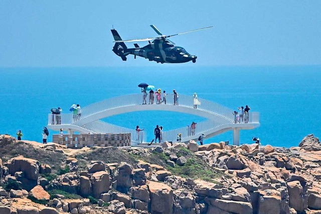 Chinesische Militrhelikopter berflie...rbereitung der massiven Militrmanver  | Foto: HECTOR RETAMAL (AFP)