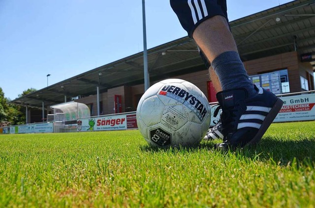 Grner ist der Rasenplatz  beim FC Lr...ber Drainagen bewssert (Archivbild).  | Foto: Maja Tolsdorf