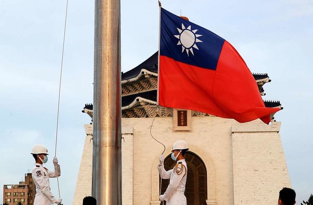 Taiwan, Taipei: Zwei Soldaten senken d...atz der Chiang Kai-shek Memorial Hall.  | Foto: Chiang Ying-Ying (dpa)