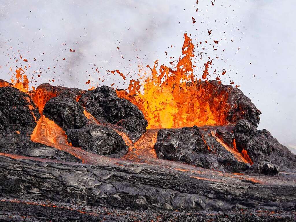 Lava fliet aus dem Vulkan Fagradalsfjall.