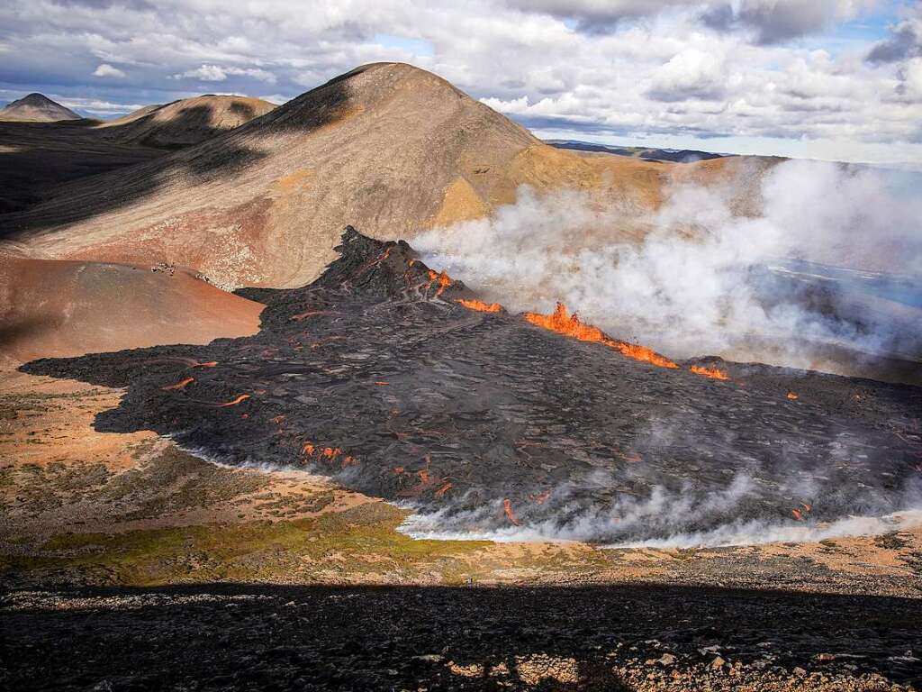 Lava fliet aus dem Vulkan Fagradalsfjall.