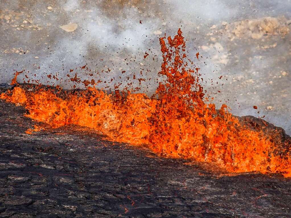 Lava fliet aus dem Vulkan Fagradalsfjall.