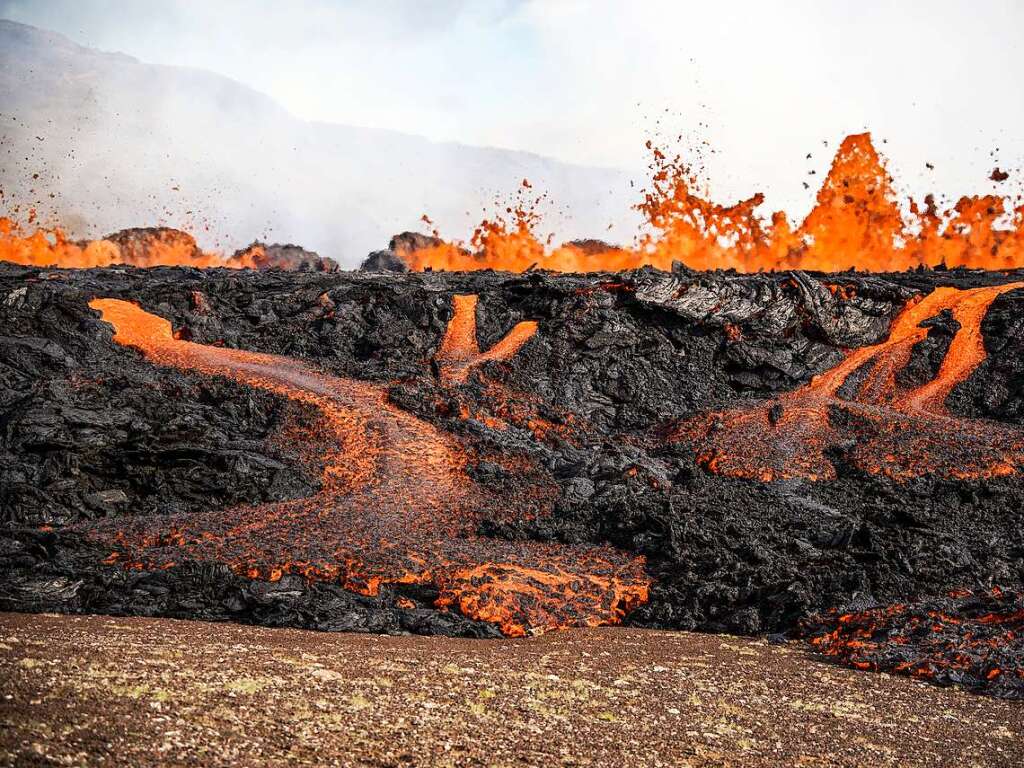 Lava fliet aus dem Vulkan Fagradalsfjall.