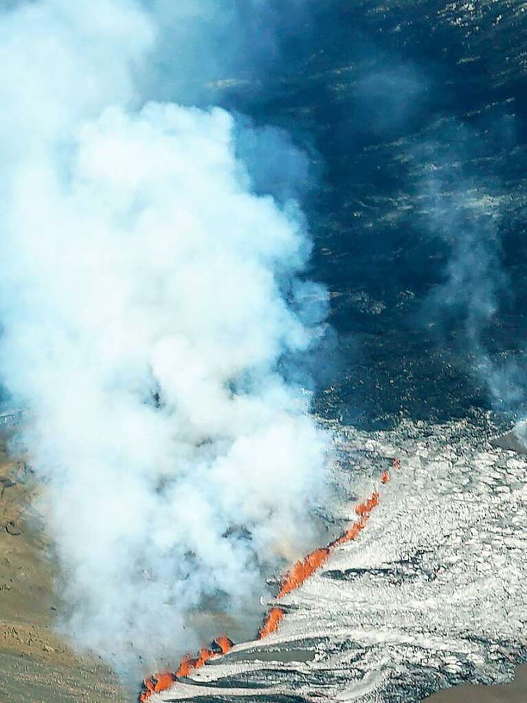 Lava fliet aus dem Vulkan Fagradalsfjall.