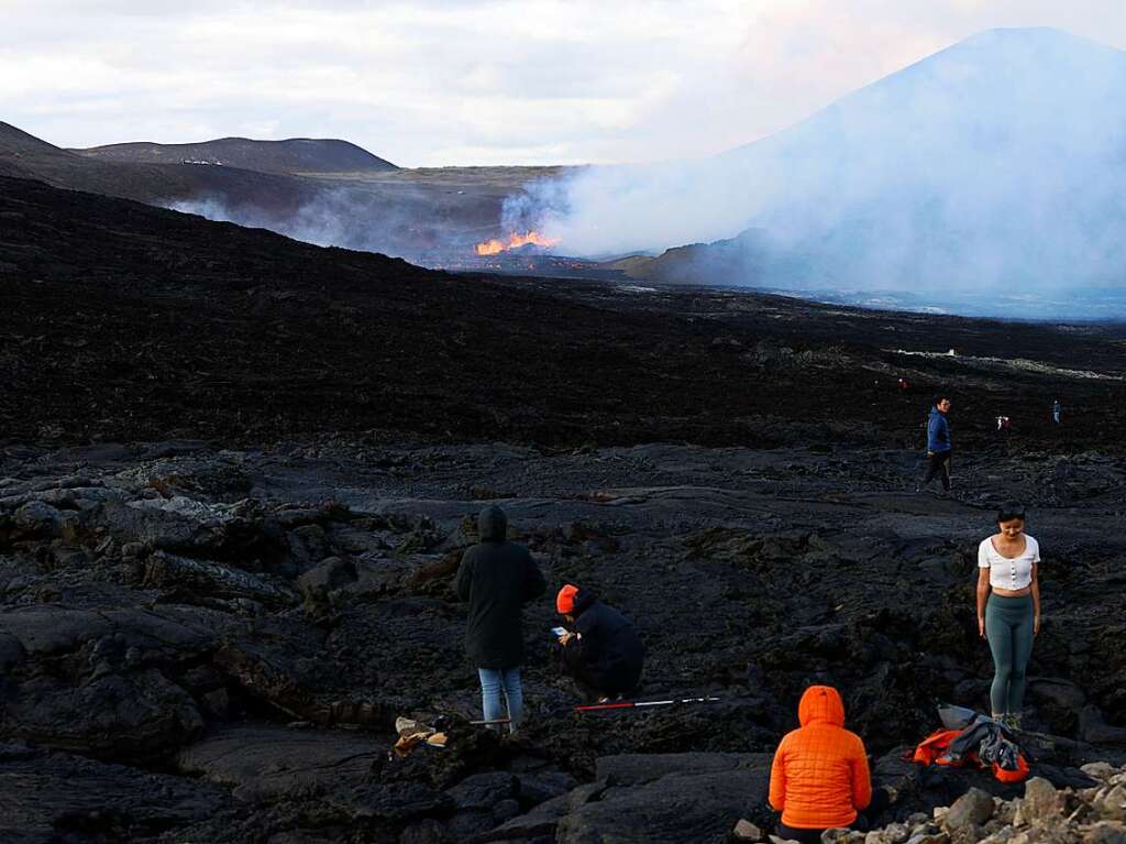 Menschen halten sich am Vulkan Fagradalsfjall auf. Auf Island hat ein erneuter Vulkanausbruch begonnen.