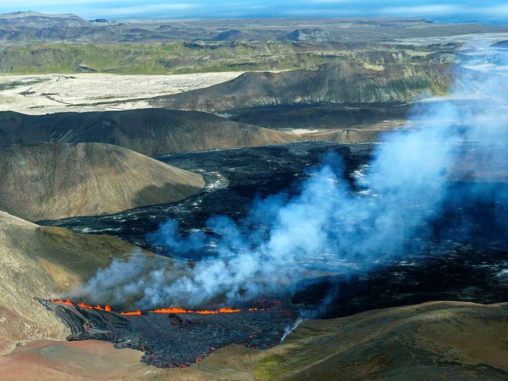 Lava fliet aus dem Vulkan Fagradalsfjall.