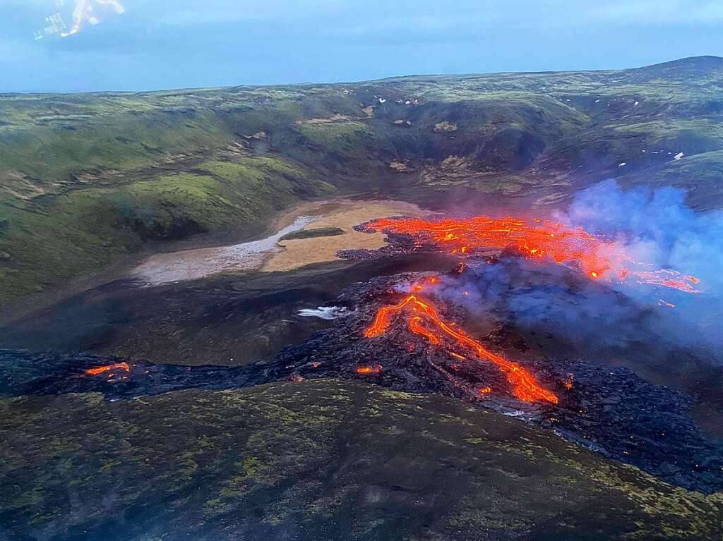 Lava fliet aus dem Vulkan Fagradalsfjall.