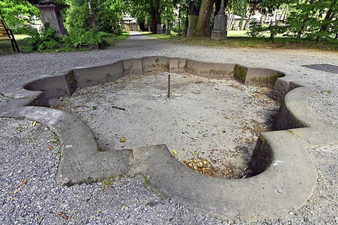 Eher eine Stolperfalle: der Brunnen auf dem Alten Friedhof  | Foto: Thomas Kunz