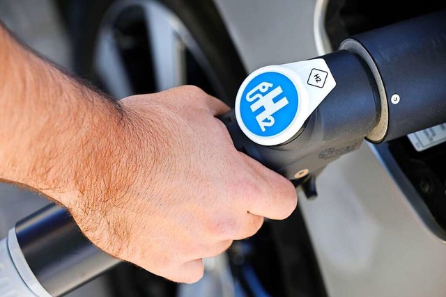 Ein Mann tankt an einer Tankstelle Wasserstoff.  | Foto: Jochen Eckel imago images