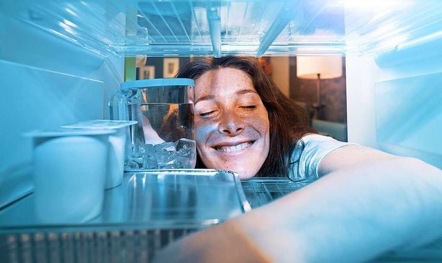 Erfrischend: Ein Griff in den Khlschrank hilft bei Temperaturen  ber 30 Grad.  | Foto: StockPhotoPro (stock.adobe.com)