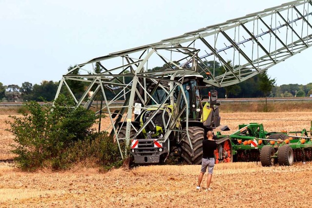 Ein 16 Jahre alter Landwirt hat mit se...einer Hochspannungsleitung umgeknickt.  | Foto: Thomas Schmitz (dpa)