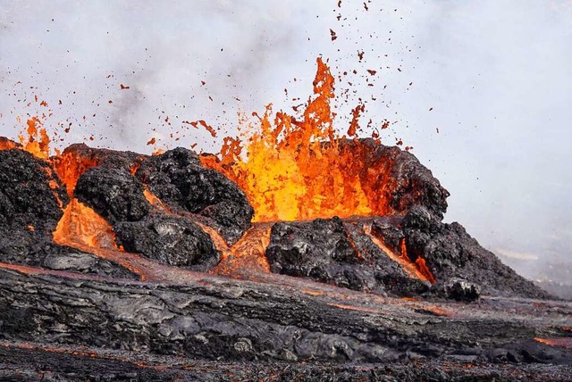 Nach einem Vulkanausbruch auf Island s...einer Hunderte Meter langen Erdspalte.  | Foto: Marco Di Marco (dpa)