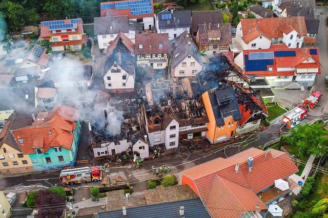 Dienstagabend brach das Feuer in dem h...chen, engen Viertel  in Diersburg aus.  | Foto: Christina Huler/Einsatz-Report24