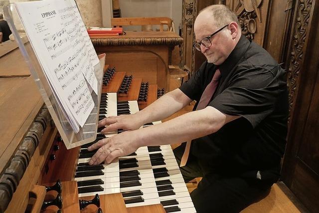 Organist spielt Farbenreichtum der Orgel gekonnt aus