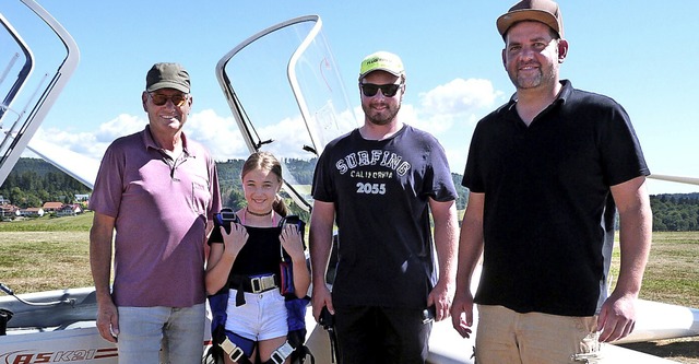 Gleich geht der Flug los fr Leana mit...l Matt  und Manuel van Kreij (rechts).  | Foto: Sigrid Schneider