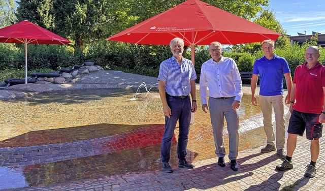 Neue Sonnenschutz-Schirme frs Steinen...eringer und Andre Herzog  (Sparkasse).  | Foto: Gemeinde Steinen