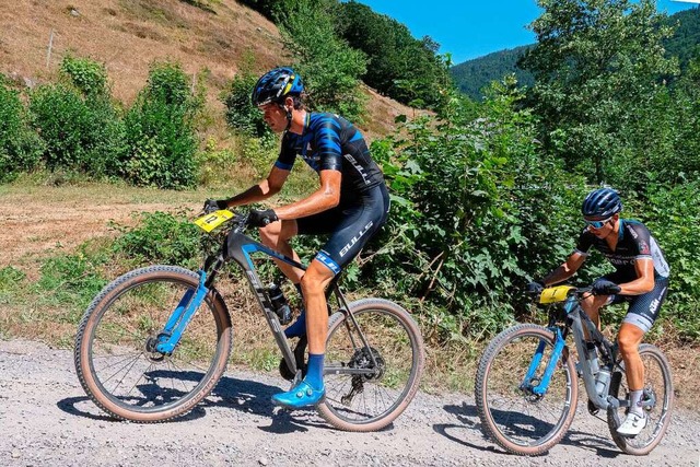 Favoriten unter sich: Simon Stiebjahn ...d im Zielsprint vor Simon Schneller.    | Foto: Wolfgang Scheu