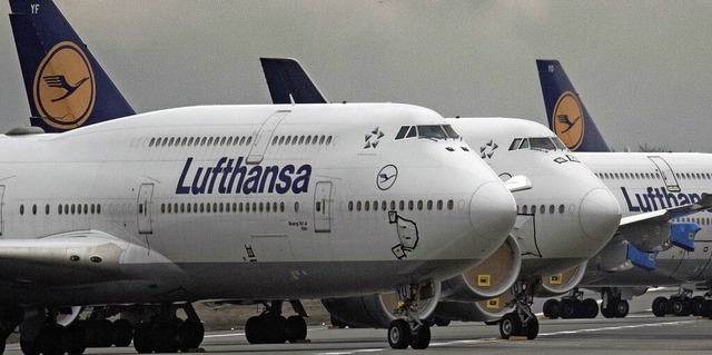 Jetzt fliegen die Lufthansa-Maschinen wieder.   | Foto: Boris Roessler (dpa)