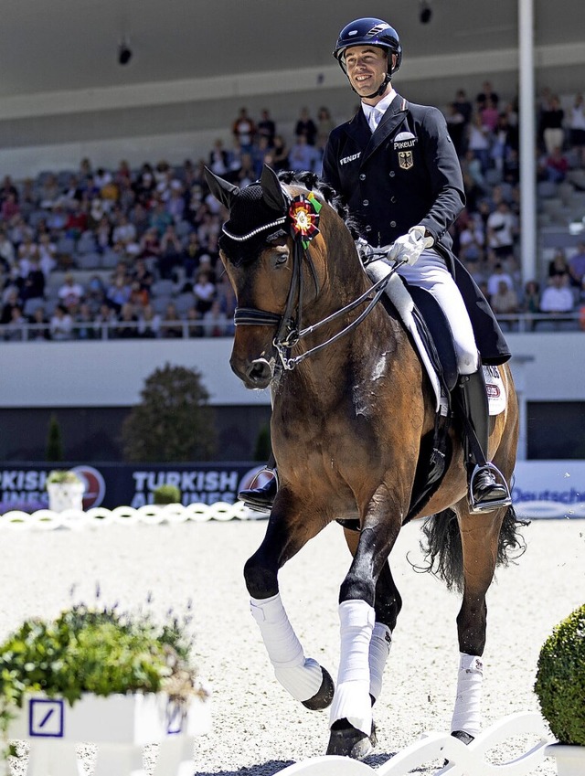 Tritt diesmal statt seiner Schwester, ... der WM an: Benjamin Werndl mit Famoso  | Foto: IMAGO/Volker Essler/SVEN SIMON