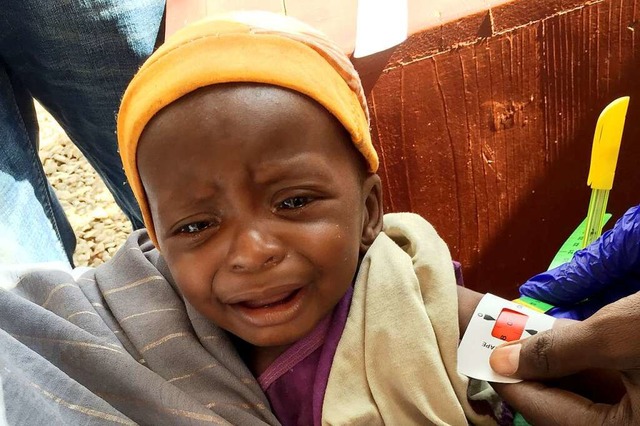 Ein Mitarbeiter einer Klinik in Baidoa...t und braucht dringend Spezialnahrung.  | Foto: Eva-Maria Krafczyk