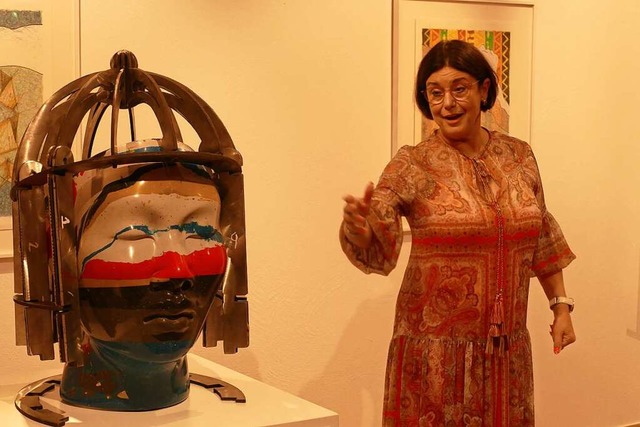 Marlies Llombart erklrt die Skulptur ngel Lara Vargas.  | Foto: Leonie Lieberam