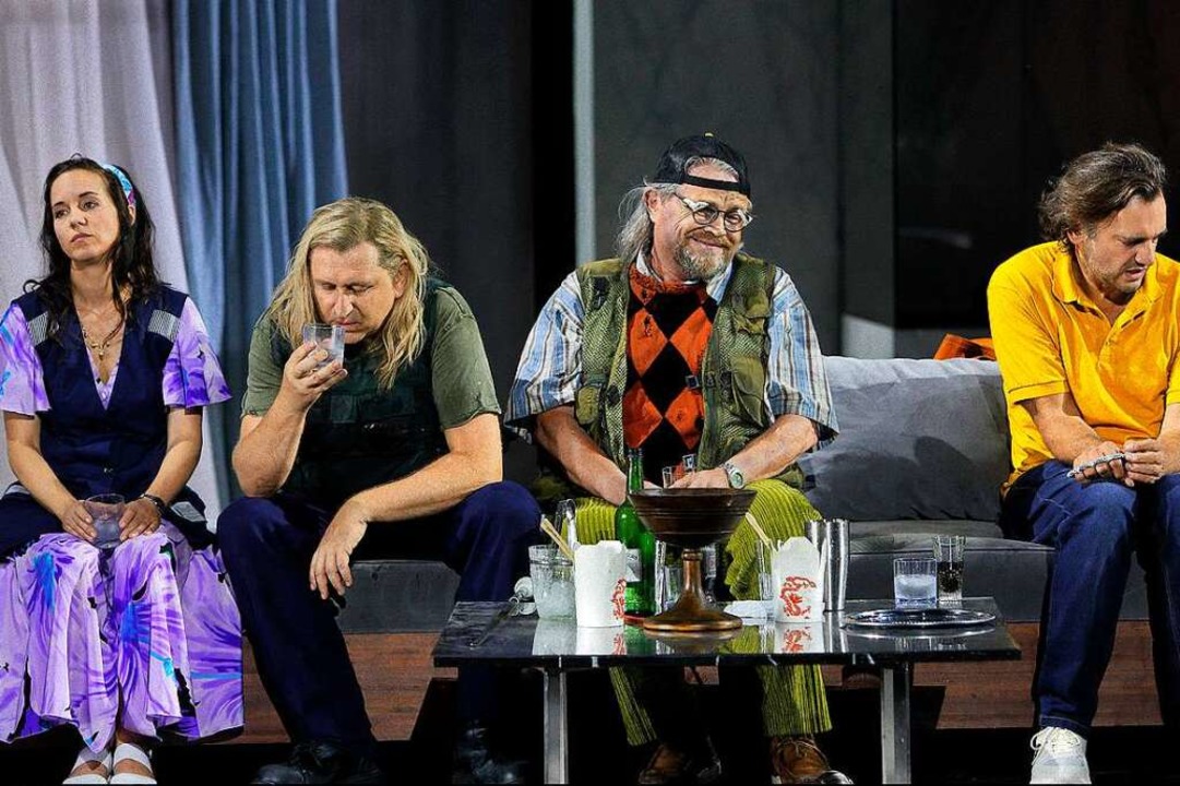 Auf der Couch: Waldvogel, Siegfried, Mime und &#8222;der junge Hagen&#8220;  | Foto: Bayreuther Festspiele / Enrico Nawrath