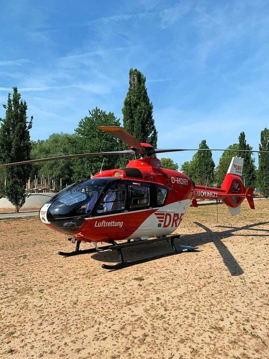 Der Hubschrauber der Luftrettung ist vor Ort.  | Foto: Helmut Seller