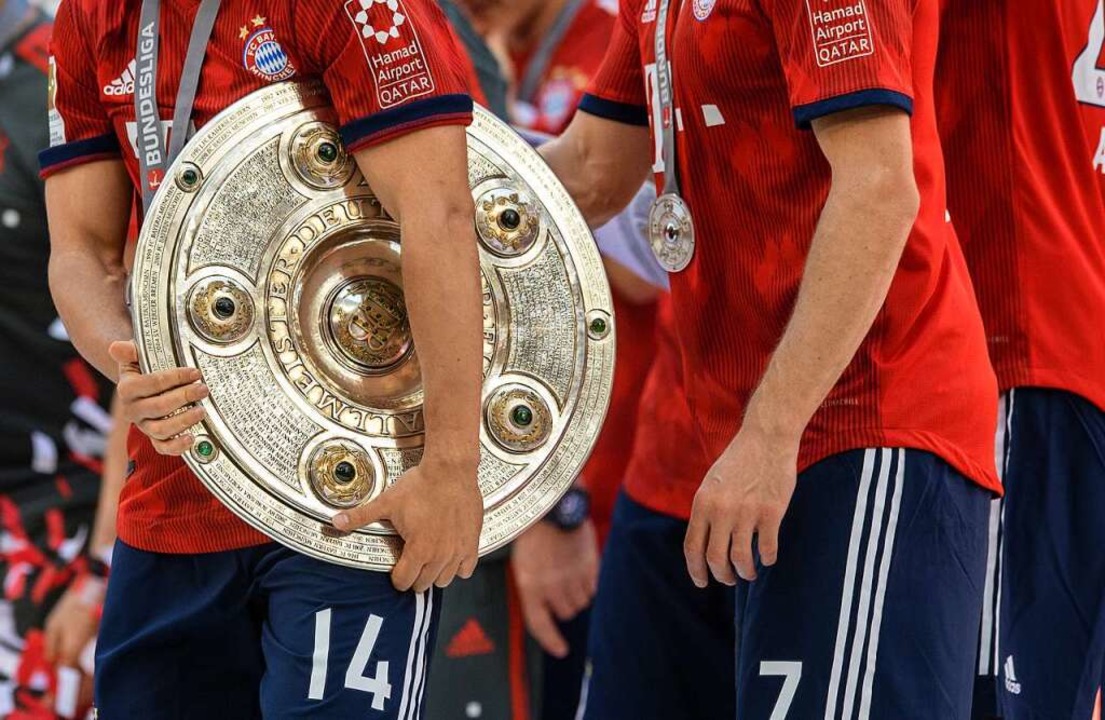 Der FC Bayern München hat in den verga...ahren die Meisterschale fest im Griff.  | Foto: Matthias Balk