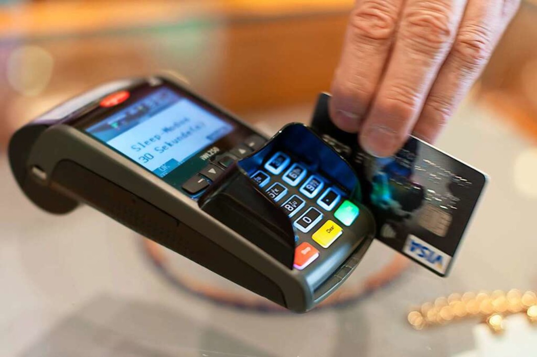 Bezahlen mit Debit- und Kreditkarte is...gibt Unterschiede zwischen den Karten.  | Foto: Sebastian Gollnow