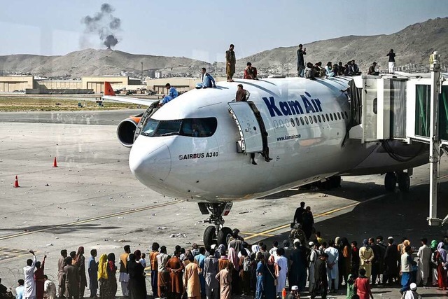Dramatische Szenen am Flughafen von Ka...n, einen rettenden Platz zu ergattern.  | Foto: WAKIL KOHSAR
